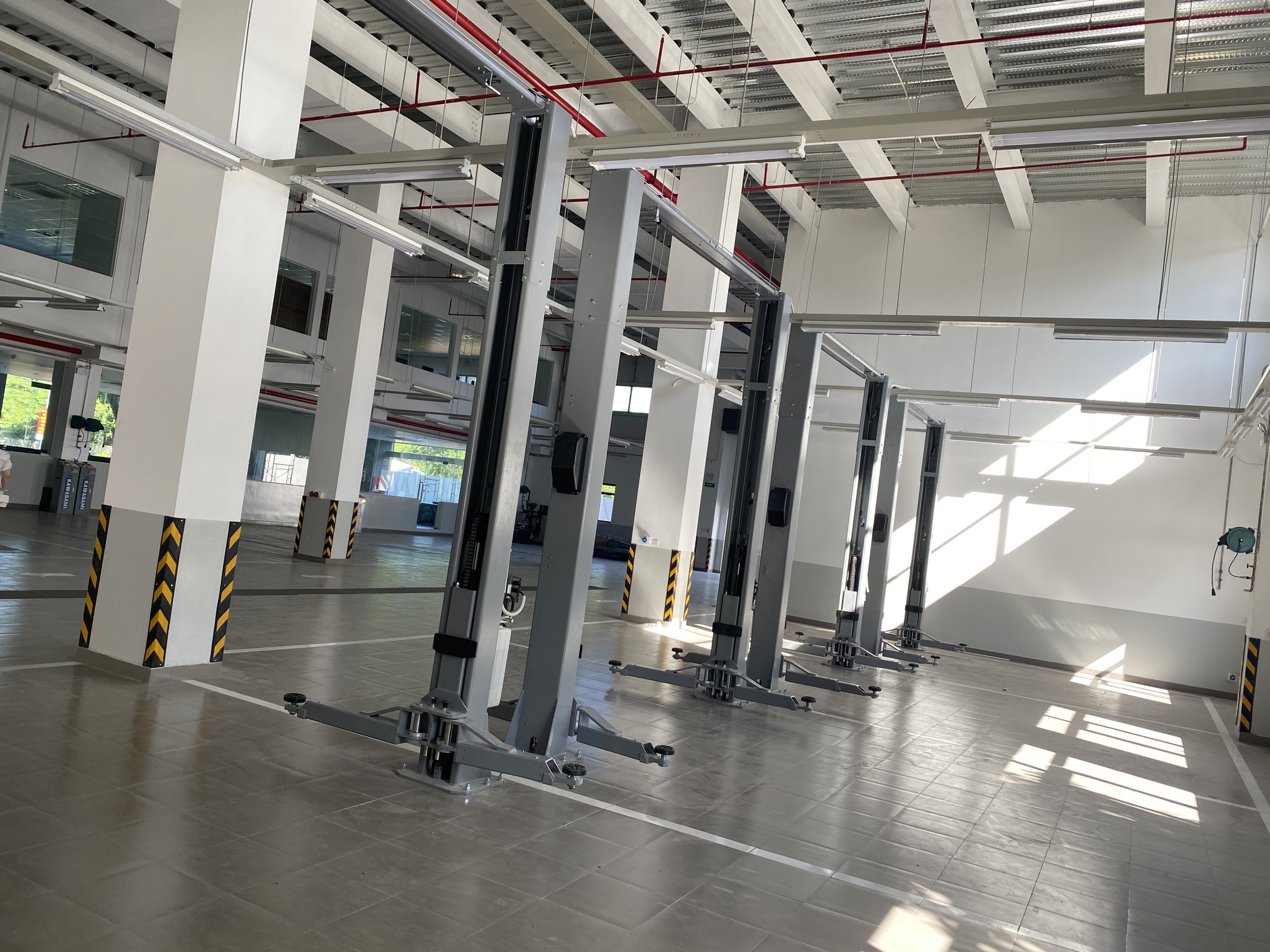 Cầu nâng hai trụ dạng cổng khoá giật 1 bên 4 tấn Kawasami